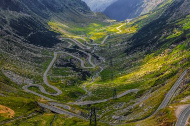 Dağlardaki yüksek irtifa yolunun bir parçası. Konum: Transfagarasan karayolu Romanya 'nın en yüksek yolu.