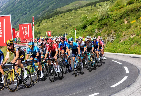 Port d 'Envalira, Fransa - 11 Temmuz 2021: Le Tour de France 2021 sırasında Port d' Envalira yoluna çıkan pelotonun havadan görünüşü.