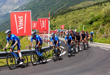 Port d 'Envalira, Fransa - 11 Temmuz 2021: Le Tour de France 2021 sırasında Port d' Envalira yoluna çıkan pelotonun havadan görünüşü.