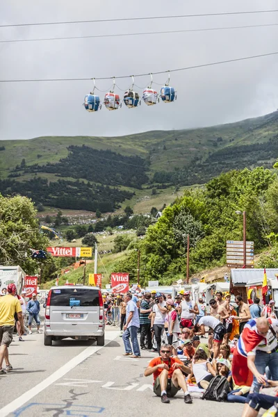Канатные дороги и аудитория в Альпе-де-Хуэз — стоковое фото