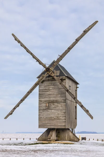在冬天的传统风车 — 图库照片