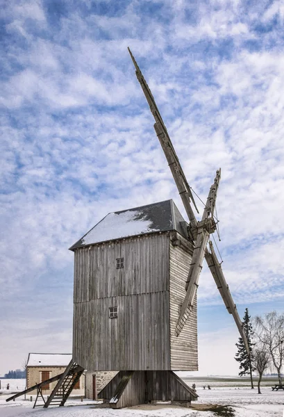 Mulino a vento tradizionale in inverno — Foto Stock