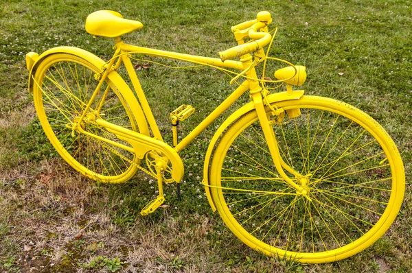 Oude geel fiets in een veld — Stockfoto