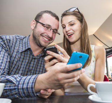 Cep telefonları ile mutlu çift