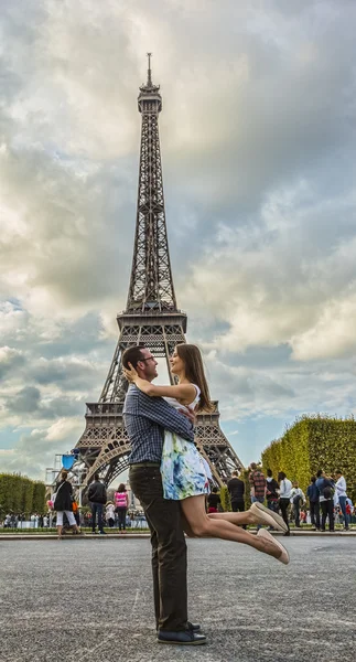 Casal em frente à Torre Eiffel — Fotografia de Stock
