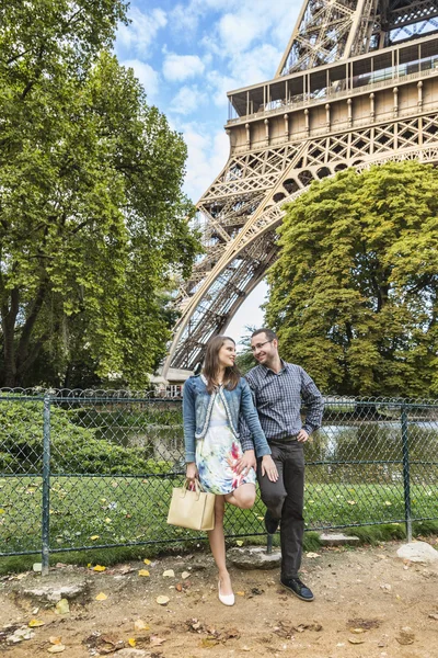 Casal perto da torre Eiffel — Fotografia de Stock