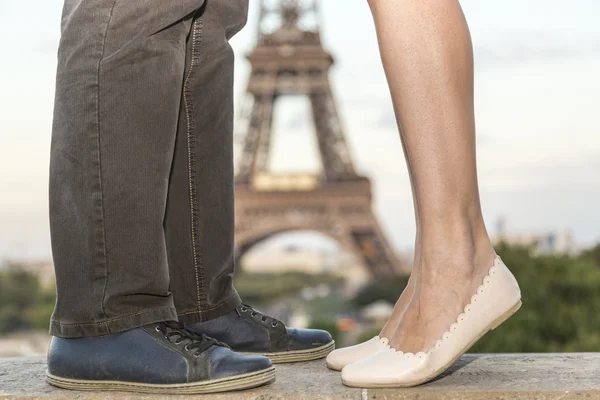 As pernas de casal beijando — Fotografia de Stock