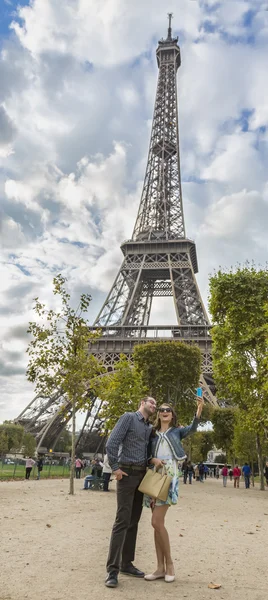 Casal tomando slefie perto da Torre Eiffel — Fotografia de Stock