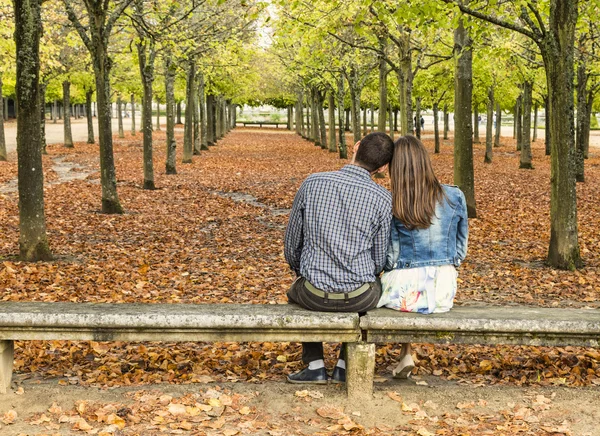 Paar auf Bank im Park — Stockfoto