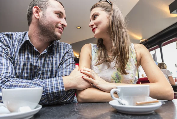 Junges verliebtes Paar — Stockfoto