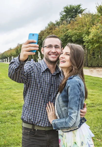 Paar macht Selfie im Garten — Stockfoto