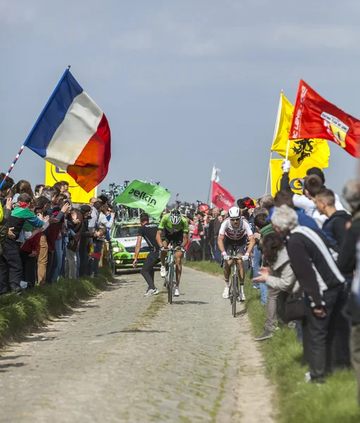 Zwei Radfahrer auf Kopfsteinpflaster — Stockfoto