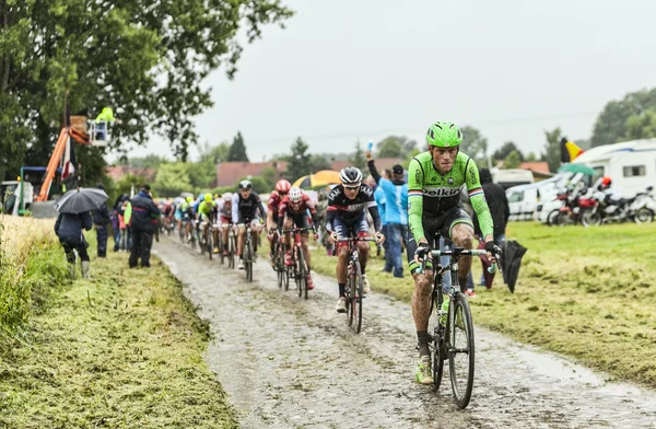 De wielrenner Lars Boom op een Cobbled weg - Tour de France 2014 — Stockfoto