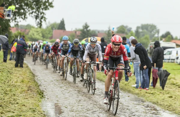 De wielrenner Lars Bak op een Cobbled weg - Tour de France 2014 — Stockfoto