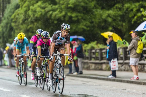 Grupo de ciclistas montando bajo la lluvia — Foto de Stock