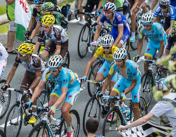 The Yellow Jersey Inside the Peloton — Stock Photo, Image
