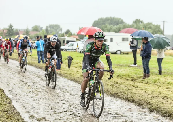 Yukiya Arashiro rowerzysta na drodze Cobbled - Tour de France 2 — Zdjęcie stockowe