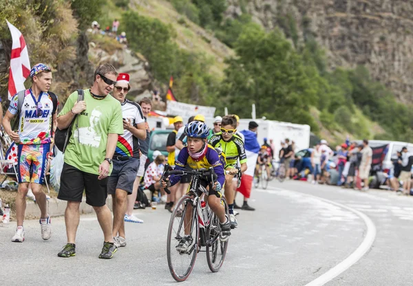 Niños en la carretera de Le Tour de France — Foto de Stock