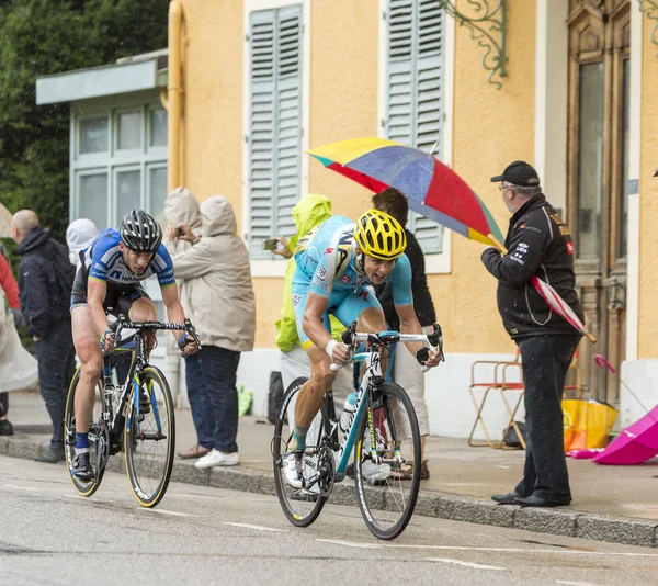 Двох велосипедистів їзда в дощ — стокове фото
