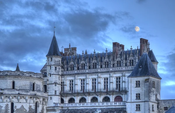 Castelo de Amboise com a lua acima — Fotografia de Stock