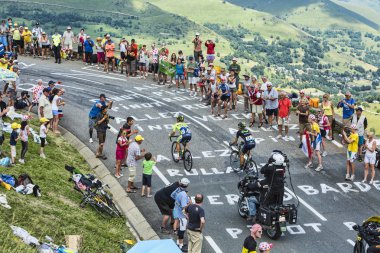 Le Tour de France yol üzerinde bisikletçiler