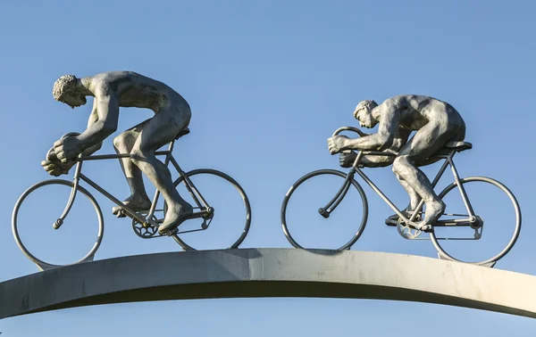 环法自行车赛在比利牛斯雕塑-详细信息 — 图库照片