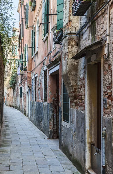 Narrow Venetian Street — Stock Photo, Image