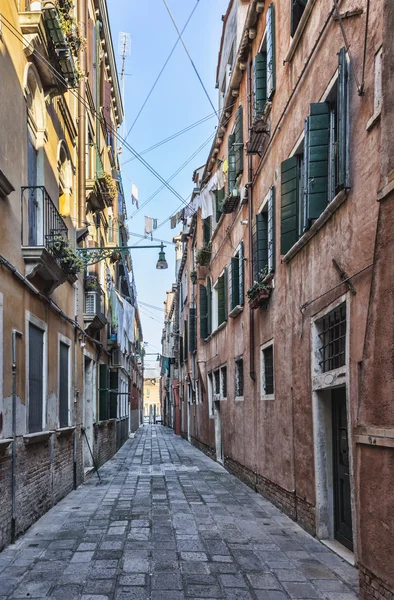 Rua estreita em Veneza — Fotografia de Stock