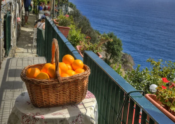 Uma cesta com laranjas — Fotografia de Stock