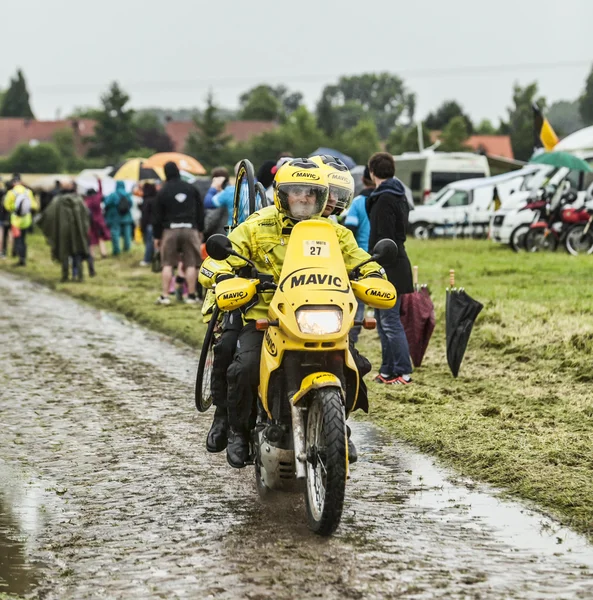 Mavic bike auf matschiger straße — Stockfoto