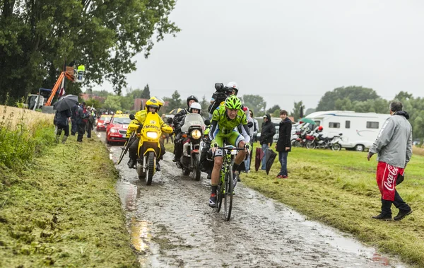 Rowerzysta Alessandro De Marchi na drodze Cobbled - Tour de Fra — Zdjęcie stockowe