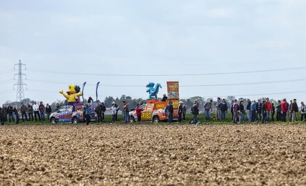 La Caravana Publicitaria Durante la Carrera Paris Roubaix Cylcing — Foto de Stock