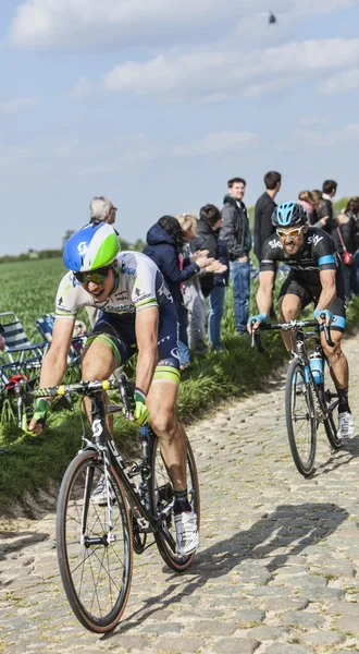 Dva cyklisty na Paříž roubaix 2014 — Stock fotografie