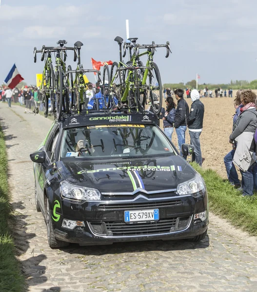 El coche del equipo de Cannondale en las carreteras de París Roubaix Ciclismo — Foto de Stock