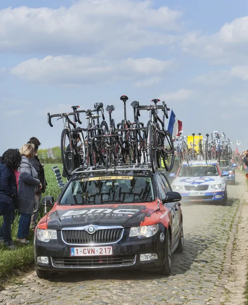 El coche de BMC Racing Team en las carreteras de París Roubaix — Foto de Stock