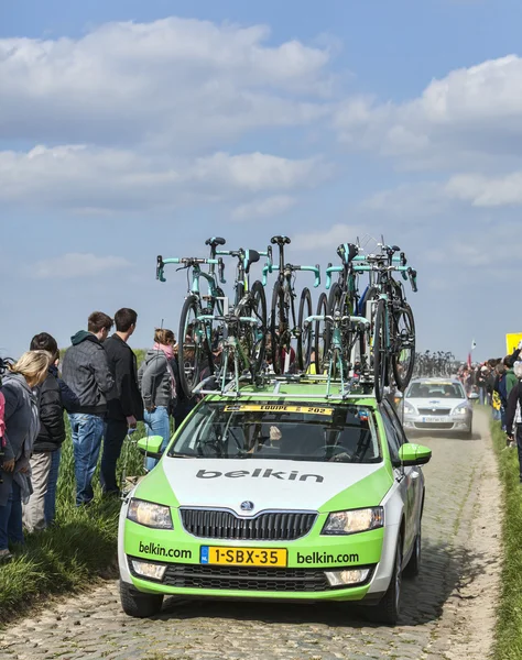 O carro de BelkinTeam nas estradas de Paris Roubaix ciclismo — Fotografia de Stock
