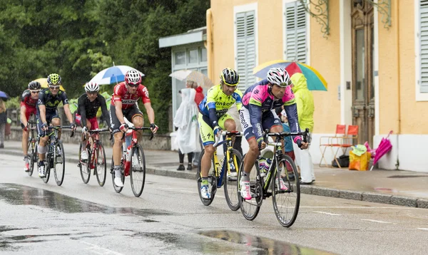 Skupina cyklistů v dešti — Stock fotografie