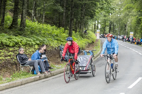 Famille sur la route du Tour de France — Photo