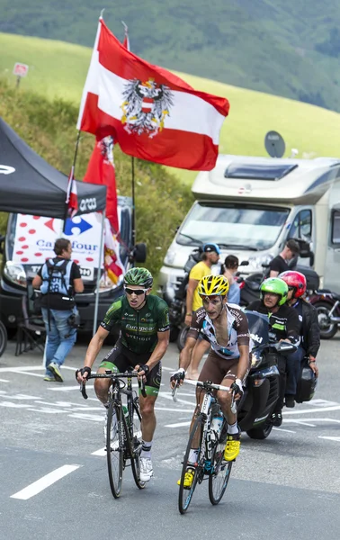 นักปั่นจักรยานชาวฝรั่งเศสสองคนที่ Col de‘resourde Tour de France 2014 — ภาพถ่ายสต็อก