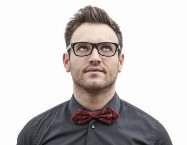 Sol bakan genç adam