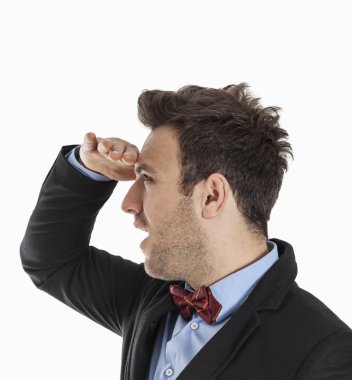 Genç adam uzakta hayranlıkla bakan