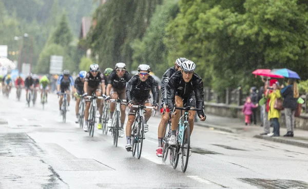 雨の中 - ツアー ・ ド ・ フランス 2014年でペロトン乗ってください。 — ストック写真