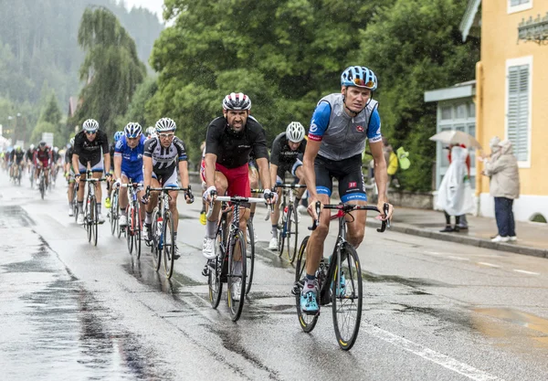 雨の中 - ツアー ・ ド ・ フランス 2014年でペロトン乗ってください。 — ストック写真
