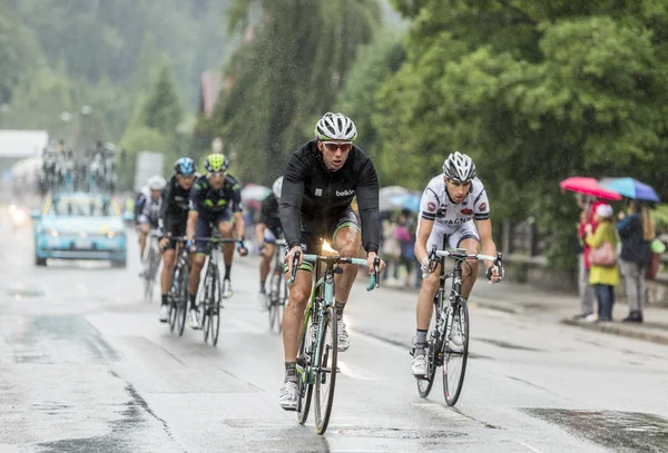 El Pelotón Cabalgando bajo la Lluvia - Tour de France 2014 — Foto de Stock