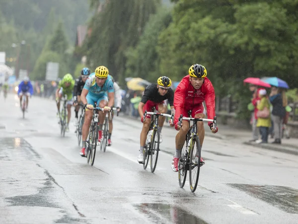 Het Peloton rijden in de regen - Tour de France 2014 — Stockfoto