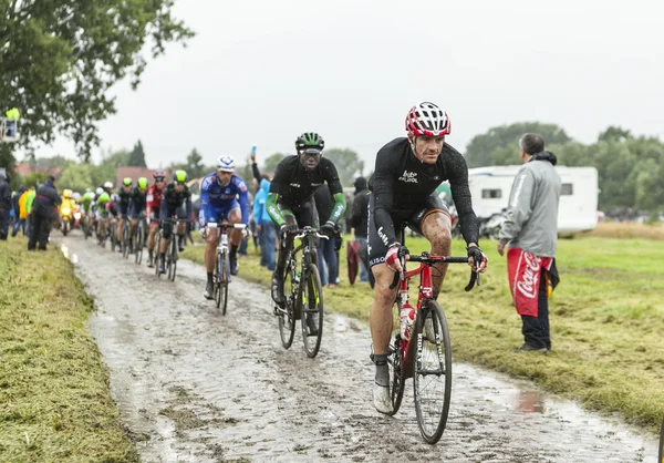 O ciclista Adam Hansen em uma estrada coberta - Tour de France 2014 — Fotografia de Stock