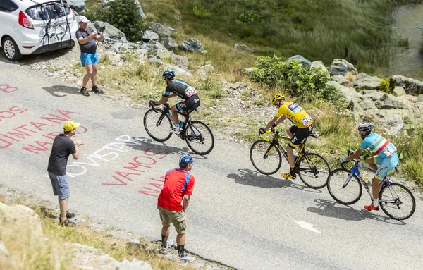 La camiseta amarilla en los caminos de las montañas — Foto de Stock