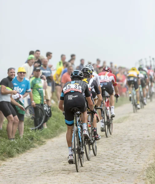 Bir Cobblestoned yolda - Tour de France 2015 Peloton — Stok fotoğraf