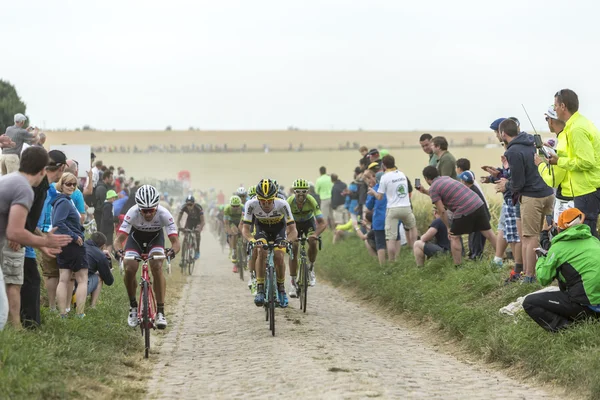 El Pelotón en una carretera empedrada - Tour de France 2015 — Foto de Stock