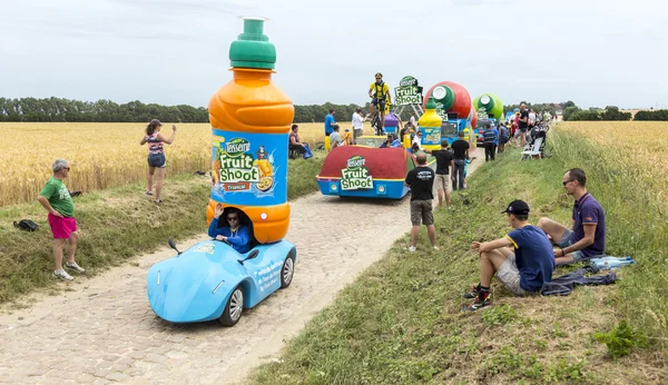 Caravane Teisseire sur une route pavée- Tour de France 2015 — Photo